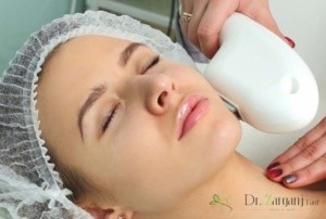چه دلایلی برای وجود منافذ باز، در پوست صورت وجود دارد؟
