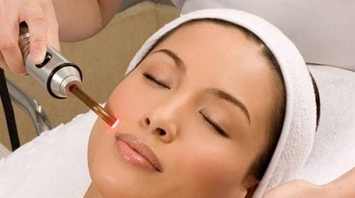 پس از انجام لیزر، سطحی که اشعه لیزر تابانده شده است، کمی قرمز می شود