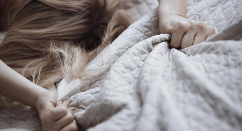 انجام معاینه ی واژینال