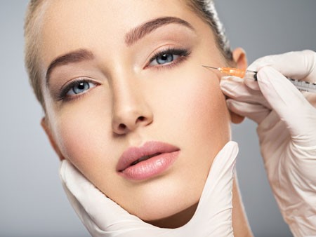 اگر شما برای انجام تزریق ژل به گونه به پزشک متخصص و یا جراح زیبایی مراجعه کنید