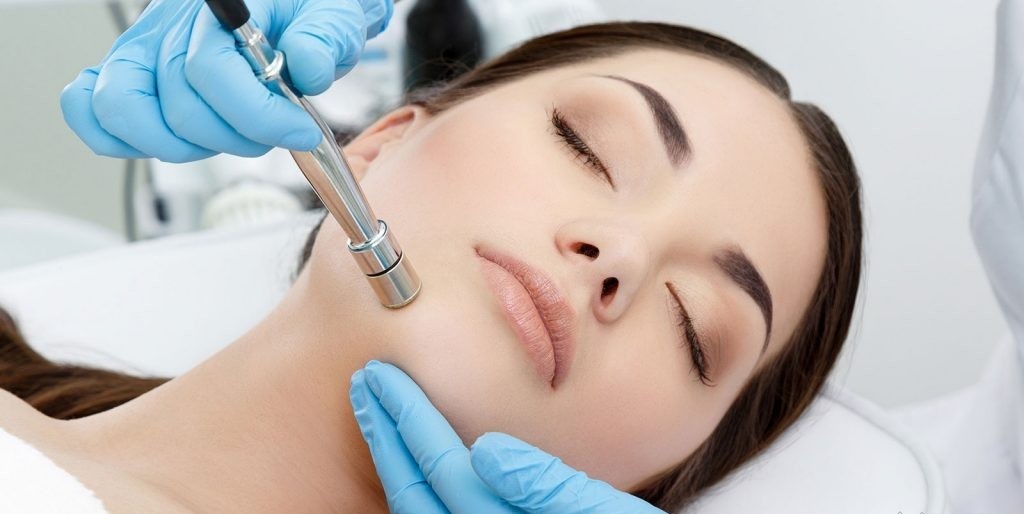 داروهای بسیار زیادی مانند ویتامین ها و کوکتل های تقویتی برای پوست و مو وجود دارند
